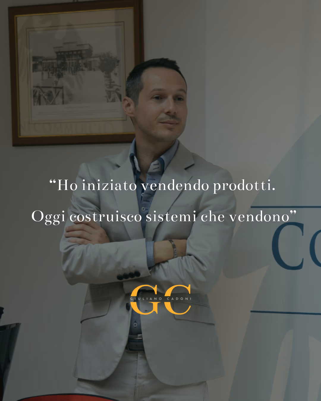 Pubblicazione social di Giuliano. Lui in posa con una citazione in sovraimpressione